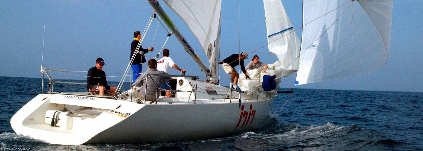 Segelboot - Die ganze Mannschaft packt an.