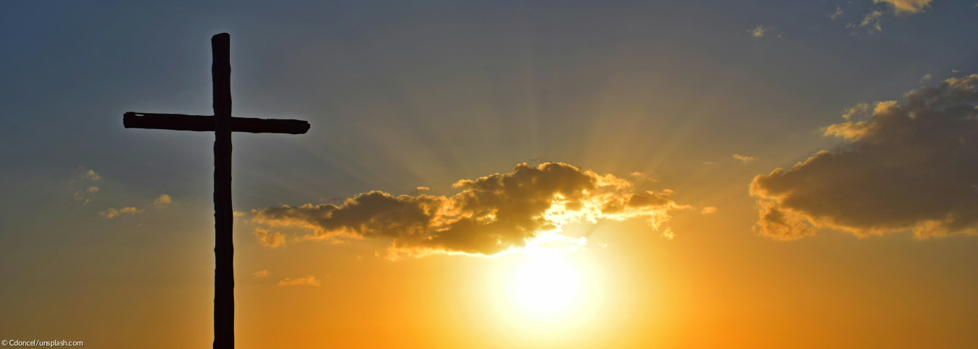 Symbolbild: Leeres Kreuz und aufgehende Sonne - Auferstehung