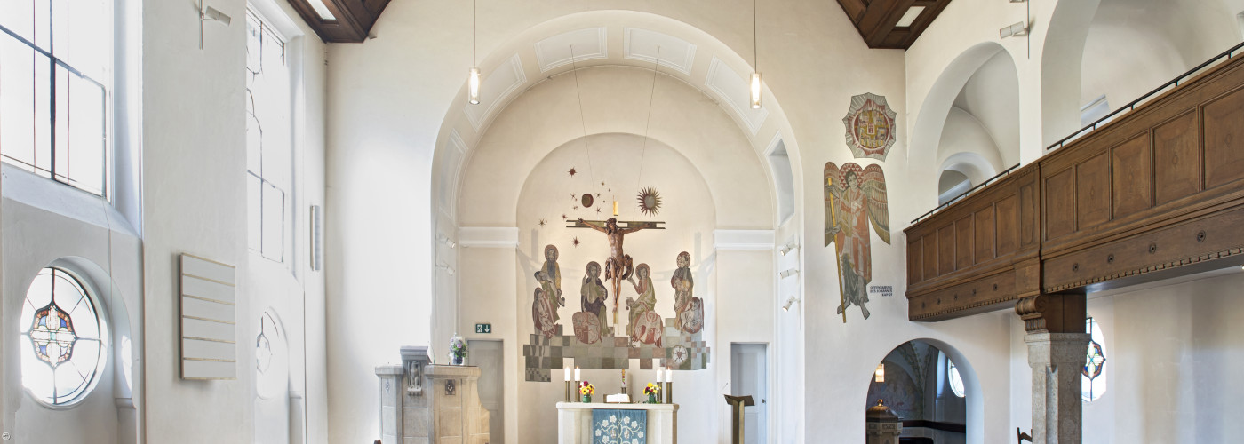 Kirchenraum der Christuskirche in Landsberg mit dem Altar und dem Fresco