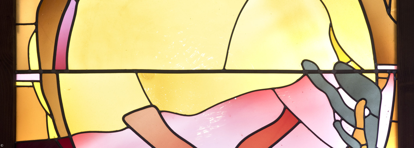 Osterfenster in der Peitinger Christuskirche symbolisiert das leere Grab