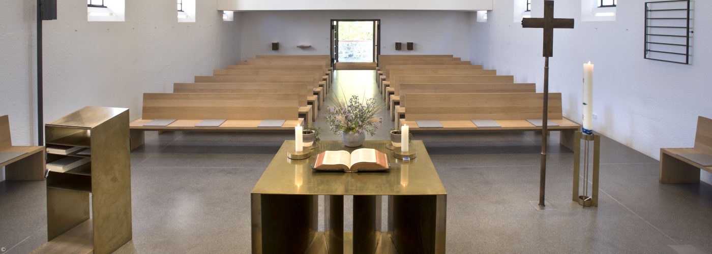 Kirchenraum mit Altar in der Christuskirche in Tutzing