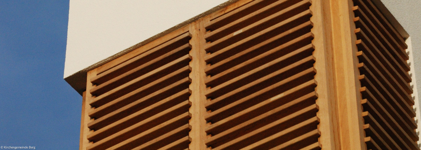 Der Kirchturm in Berg mit Kreuz