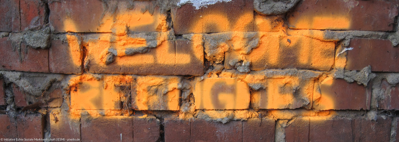 Mauer mit der Aufschrift Welcome Refugees