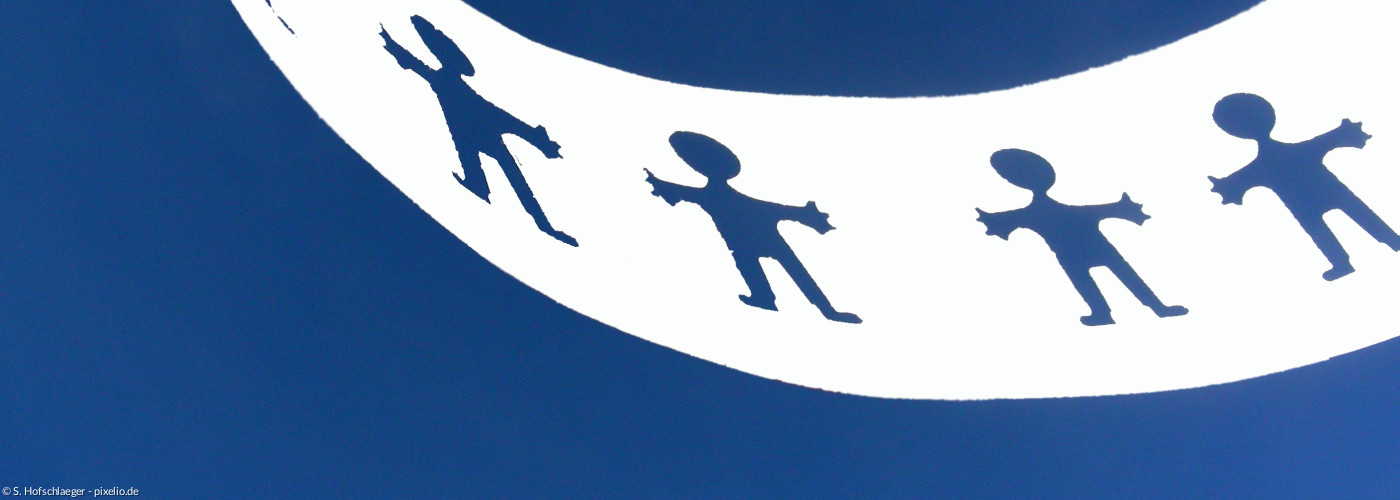 Papierstreifen mit gestanzten Figuren