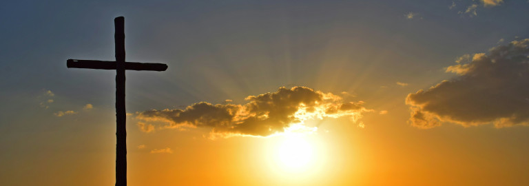 Symbolbild: Leeres Kreuz und aufgehende Sonne - Auferstehung