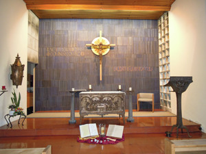 Altarraum in der Maria Auxilium Kirche in Rottenbuch
