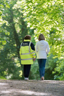 Notfallseelsorgerin im Gespräch mit einer Frau bei einem Spaziergang durch den Wald
