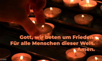 Brennende Teelichter - Gott, wir beten um Frieden. Für alle Menschen dieser Welt. Amen.