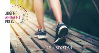 Titelbild - Jugend.Andacht.Preis - neu:starten (Symbolbild: Laufschuhe eines Läufers auf einer Holzbrücke)