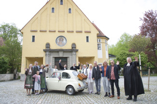 einfach heiraten: Fröhliche Menschen vor der Kirche in Landsberg am Lech