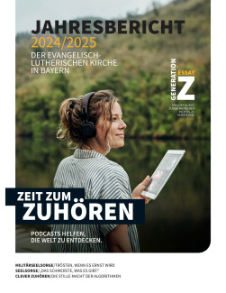 Titelseite des Jahresberichts 2024/2025: Zeit zum Zuhören - Junge Frau mit Kopfhörern und Tablet in der Natur