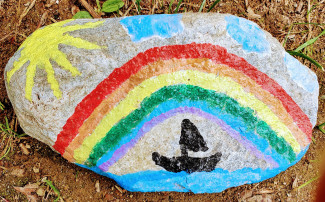 Stein mit buntem Regenbogen, Sonne, Wolken, Segelboot