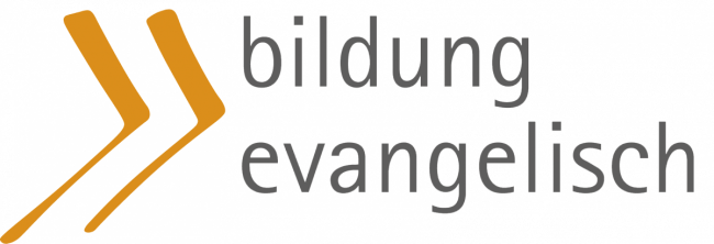 Logo der Evangelischen Erwachsenenbildung im Dekanat Weilheim - Französische Anführungszeichen mit Text bildung evangelisch