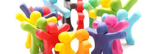 Gruppe mit bunten Figuren