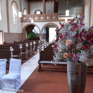 Friedenskirche Starnberg: geschmückt für eine Trauung